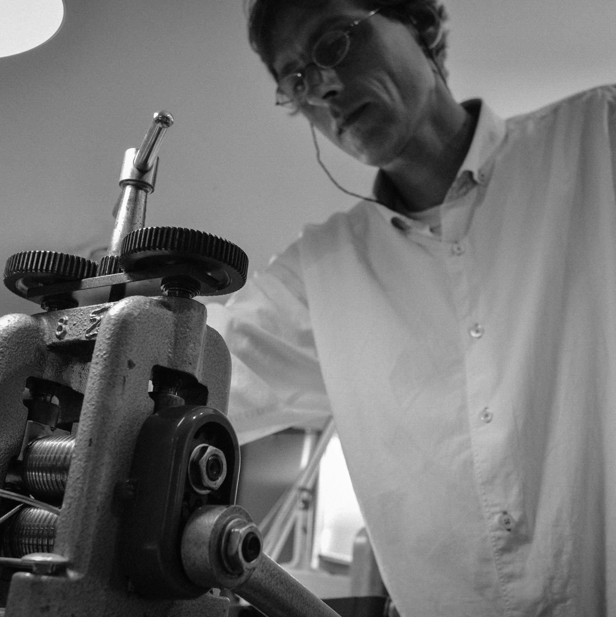 Olivier Gilbert dans son atelier de bijouterie